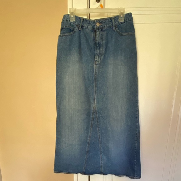 Women’s St. John’s Bay denim maxi skirt size 10. Light fade wash, rear slit. - Picture 3 of 10